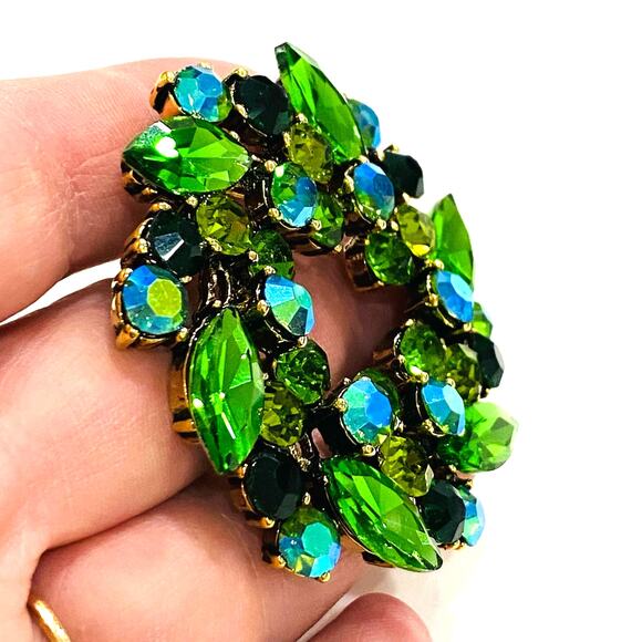 Vintage look wreath brooch pendant green rhinestones pin stacked dimensional - Picture 7 of 8